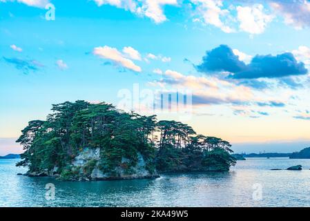 Matsushima Bay dans crépuscule, belles îles couvertes de pins et de roches. L'une des trois vues du Japon Banque D'Images