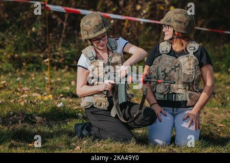 Wroclaw, Wroclaw, Pologne. 29th octobre 2022. Le Ministère de la Défense nationale a organisé des cours de formation pour la population civile en Pologne.sous le slogan train avec l'Armée - vous pourriez apprendre les bases de l'utilisation des armes, de donner des premiers secours, de combat main-à-main et de se déplacer dans le champ. Les exercices ont eu lieu à l'Université militaire des Forces terrestres sous l'œil attentif de l'état-major. (Credit image: © Krzysztof Zatycki/ZUMA Press Wire) Banque D'Images