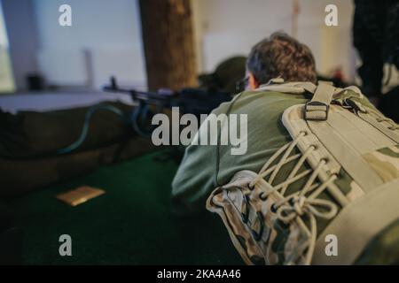 Wroclaw, Wroclaw, Pologne. 29th octobre 2022. Le Ministère de la Défense nationale a organisé des cours de formation pour la population civile en Pologne.sous le slogan train avec l'Armée - vous pourriez apprendre les bases de l'utilisation des armes, de donner des premiers secours, de combat main-à-main et de se déplacer dans le champ. Les exercices ont eu lieu à l'Université militaire des Forces terrestres sous l'œil attentif de l'état-major. (Credit image: © Krzysztof Zatycki/ZUMA Press Wire) Banque D'Images