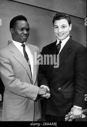 27 mai 1957, Paris, France: Le boxeur HOGAN 'KID' BASSEY et l'adversaire CHERIF HAMIA se secouent les mains avant de se battre dans un match. (Image de crédit : © Keystone Press Agency/ZUMA Press Wire) Banque D'Images