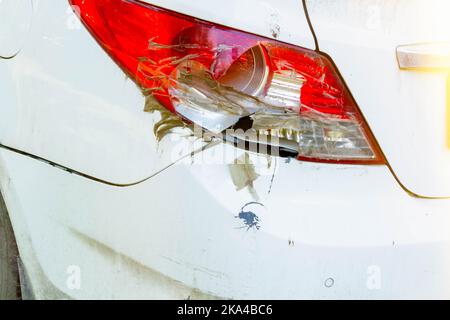 Voiture après un accident de la route. Voiture en panne. Accident sur route. Paiements d'assurance. Machine blanche à l'état cassé. Banque D'Images