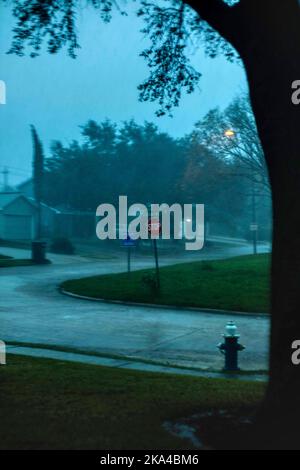 Une belle vue de moody de la route d'asphalte humide contre le ciel bleu le soir pluvieux Banque D'Images