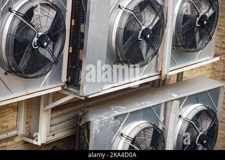 Unités extérieures de climatisation industrielles fixées sur le mur extérieur Banque D'Images