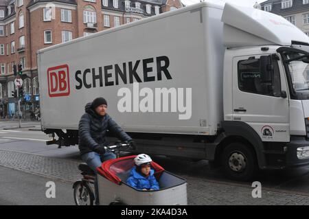 Copenhague/Danemark/31 octobre 2022/DB schenker camion de livraison capial danois Copenhague. (Photo. Francis Joseph Dean/Dean photos. Banque D'Images