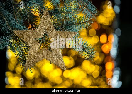 Jouet de Noël sur fond de bokeh étincelant et fabuleux avec espace de copie. Fond de Noël pour cartes postales. Concept de décoration de Noël. Banque D'Images