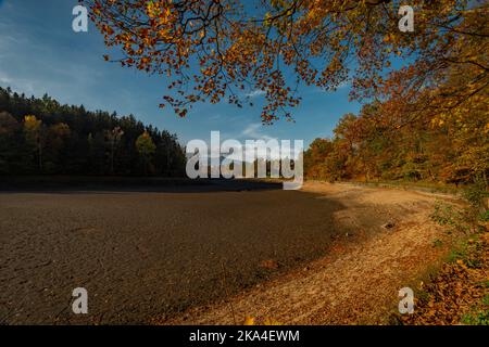 Barrage de Harcov dans la ville de Liberec en automne couleur Mornig frais première fois vide dans l'histoire de la ville Banque D'Images