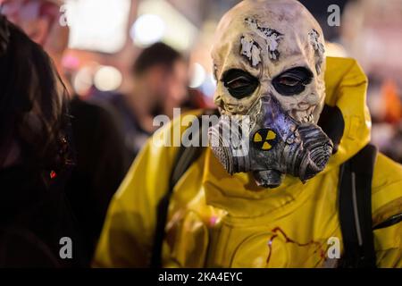 Essen, Allemagne. 31st octobre 2022. Un homme vêtu d'un crâne et d'un masque à gaz pour Halloween à NRW, à Essen des centaines de gens habillés défilent dans le centre-ville dans l'après-midi dans le cadre d'une parade d'Halloween avec promenade zombie. Credit: Christoph Reichwein/dpa/Alay Live News Banque D'Images