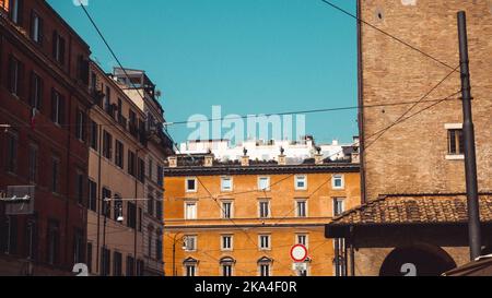 Vue sur les immeubles d'appartements sous le ciel bleu par une journée ensoleillée Banque D'Images