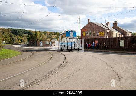 Une réplique du bus B1349 de type B de Londres à toit ouvert circule avec des passagers le long des lignes de tramway au Beamish Living Museum of the North à Co. Durham, Royaume-Uni Banque D'Images