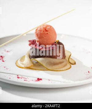Brownie au chocolat et glace aux baies Banque D'Images