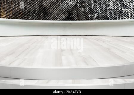 rez-de-chaussée vide avec un mur moderne et une décoration de luxe pour une vitrine de voiture. Le pèse-dragon a décoré le mur derrière. Banque D'Images