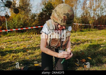 Wroclaw, Wroclaw, Pologne. 29th octobre 2022. Le Ministère de la Défense nationale a organisé des cours de formation pour la population civile en Pologne.sous le slogan train avec l'Armée - vous pourriez apprendre les bases de l'utilisation des armes, de donner des premiers secours, de combat main-à-main et de se déplacer dans le champ. Les exercices ont eu lieu à l'Université militaire des Forces terrestres sous l'œil attentif de l'état-major. (Credit image: © Krzysztof Zatycki/ZUMA Press Wire) Banque D'Images