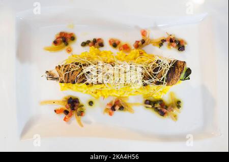 Risotto jaune avec rouleau de poisson Banque D'Images