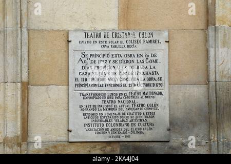 Plaque d'information sur la façade du théâtre Christophe Colomb à Bogota Banque D'Images