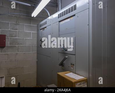 Un gros plan de panneaux de service électrique dans un bâtiment commercial Banque D'Images