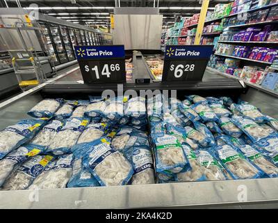 Columbia County, GA USA - 04 22 22: Affichage intérieur et prix de la crevette dans le magasin de détail Walmart Banque D'Images