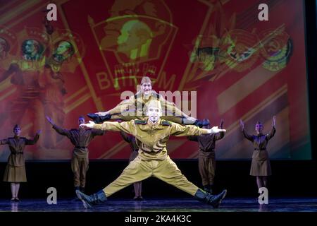 Moscou, Russie. 29th octobre 2022. Un ensemble chorégraphique se joue sur une scène avec la danse 'danse du soldat' lors d'un concert à l'occasion du 104th anniversaire de Komsomol, ou de la Ligue des jeunes communistes léninistes de toute l'Union dans le Palais des pionniers sur Vorobyovy Gory à Moscou, en Russie Banque D'Images