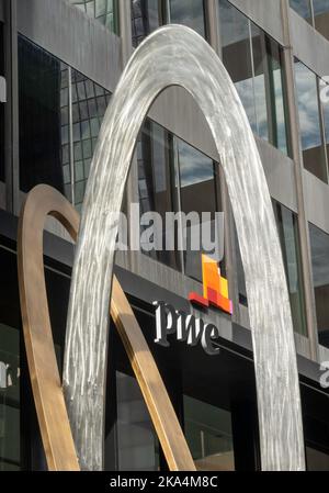 Sculpture 'le couple' par Arthur carter devant le 90 Park Ave. Encadre le logo PWC sur la façade du bâtiment, New York City, USA 2022 Banque D'Images