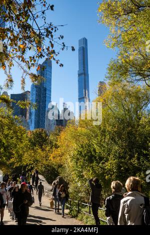 Super Tall sur le rang des milliardaires comme vu de Central Park un jour d'automne clair, 2022, New York City, États-Unis Banque D'Images