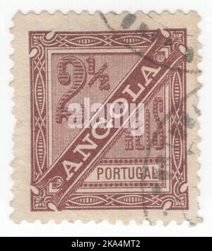 ANGOLA - 1893: Un 2½ catenvos timbres de journal brun montrant des chiffres et la géométrie ornement. Clé « Journal » inscrite « ANGOLA » Banque D'Images