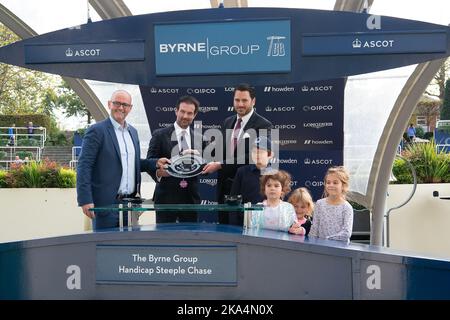 Ascot, Berkshire, Royaume-Uni. 29th octobre 2022. Les gagnants Présentation pour Horse Thyme White monté par Jockey Lorcan Williams vainqueur du Byrne Group handicap Steeple Chase. Propriétaire la famille Steward et Michael Blencowe. Entraîneur Paul Nicholls. Crédit : Maureen McLean/Alay Banque D'Images