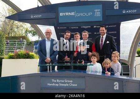 Ascot, Berkshire, Royaume-Uni. 29th octobre 2022. Les gagnants Présentation pour Horse Thyme White monté par Jockey Lorcan Williams vainqueur du Byrne Group handicap Steeple Chase. Propriétaire la famille Steward et Michael Blencowe. Entraîneur Paul Nicholls. Crédit : Maureen McLean/Alay Banque D'Images