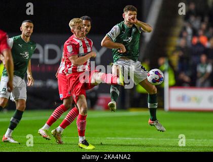 Plymouth, Royaume-Uni. 31st octobre 2022. Le milieu de terrain de Plymouth Argyle Joe Edwards (8) bataille pour le ballon pendant le match de la Sky Bet League 1 Plymouth Argyle vs Exeter City at Home Park, Plymouth, Royaume-Uni, 31st octobre 2022 (photo de Stanley Kasala/News Images) à Plymouth, Royaume-Uni le 10/31/2022. (Photo de Stanley Kasala/News Images/Sipa USA) crédit: SIPA USA/Alay Live News Banque D'Images