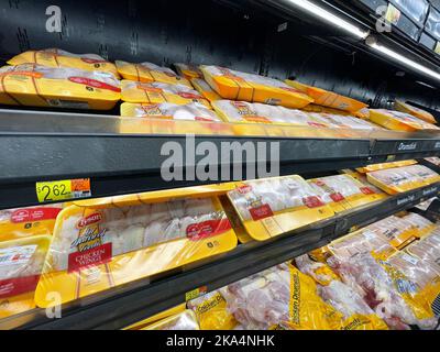 Columbia County, GA USA - 04 22 22: Walmart magasin de détail intérieur poulet cru boîte froide Banque D'Images