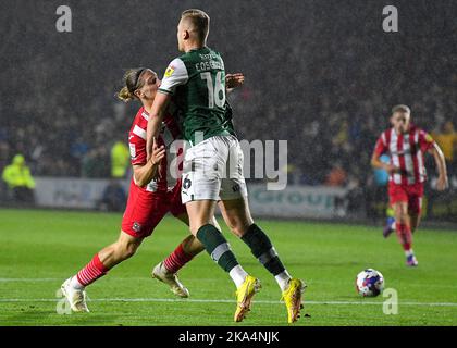 Plymouth, Royaume-Uni. 31st octobre 2022. Plymouth Argyle milieu de terrain Sam Cosgrove (16) combats pour le ballon pendant le match Sky Bet League 1 Plymouth Argyle vs Exeter City at Home Park, Plymouth, Royaume-Uni, 31st octobre 2022 (photo de Stanley Kasala/News Images) à Plymouth, Royaume-Uni le 10/31/2022. (Photo de Stanley Kasala/News Images/Sipa USA) crédit: SIPA USA/Alay Live News Banque D'Images