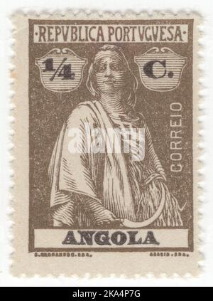 ANGOLA - VERS 1914: Un quart de centavos timbre-poste brun olive montrant Ceres, déesse de l'agriculture, fertilité, grains, la récolte, la maternité, la terre et les cultures cultivées. Nom et valeur en noir. Clé « Ceres » inscrite « ANGOLA » Banque D'Images