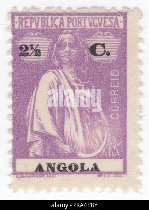 ANGOLA - 1914: Un timbre-poste violet clair 2½ centavos montrant Ceres, déesse de l'agriculture, fertilité, grains, la récolte, la maternité, la terre et les cultures cultivées. Nom et valeur en noir. Clé « Ceres » inscrite « ANGOLA » Banque D'Images