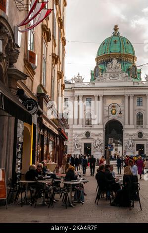 Prog Michaels aile du dôme de Hofburg avec des sculptures monumentales d'Hercule représentant la puissance de l'armée et de la marine autrichiennes. Banque D'Images