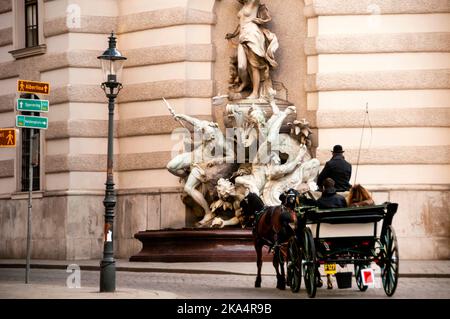 Puissance néo-baroque en mer par Rudolf Meyer fontaine dans l'aile Michaeler du château de Hofburg symbolisait la puissance navale autrichienne. Banque D'Images