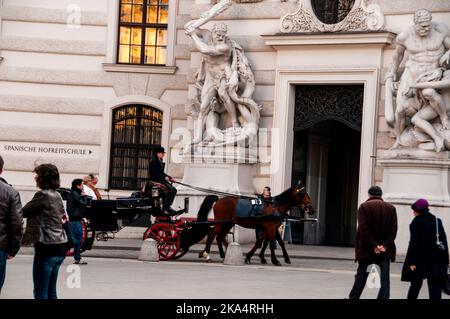 Fiakers viennois dans la capitale en Autriche. Banque D'Images