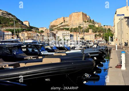 Vue panoramique sur la citadelle médiévale depuis le port de plaisance de Bonifacio (Corse-du-Sud) sur l'île de Corse, France Banque D'Images