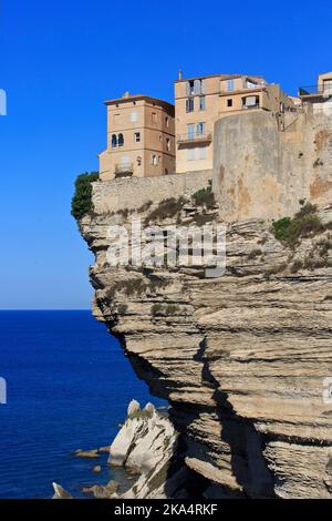 La citadelle de Bonifacio, située sur une falaise, perchée au-dessus de la mer Méditerranée à Bonifacio (Corse-du-Sud), sur l'île de Corse, en France Banque D'Images