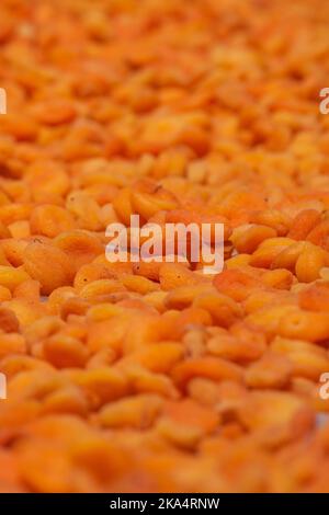Production d'abricots séchés en plein écran. Fond vertical du concept des aliments végétaliens. Banque D'Images