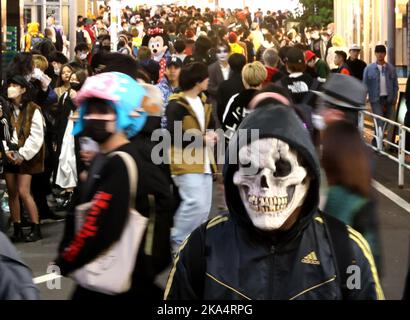 Tokyo, Japon. 31st octobre 2022. Les gens déguisés se rassemblent lundi dans le quartier de la mode de Shibuya à Tokyo pour Halloween, à 31 octobre 2022. Credit: Yoshio Tsunoda/AFLO/Alay Live News Banque D'Images