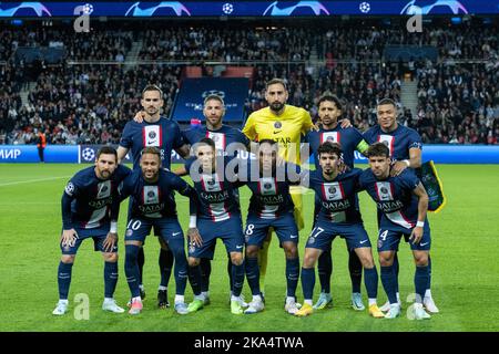 PARIS, FRANCE - OCTOBRE 25 : photo de l'équipe Paris Saint-Germain (G-D) Fabian Ruiz, Sergio Ramos, Gianluigi Donnarumma, Marquinhos, Kylian Mbappe, Lionel moi Banque D'Images