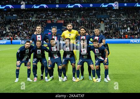 PARIS, FRANCE - OCTOBRE 25 : photo de l'équipe Paris Saint-Germain (G-D) Fabian Ruiz, Sergio Ramos, Gianluigi Donnarumma, Marquinhos, Kylian Mbappe, Lionel moi Banque D'Images