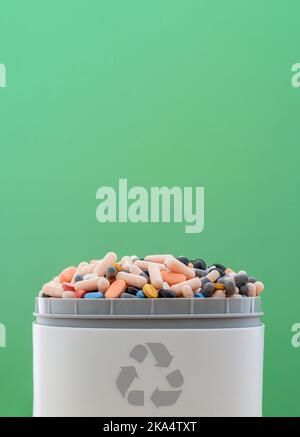 Plein de pilules et de médicaments périmés dans la poubelle avec le symbole de recyclage.Déchets pilules collectées pour être recyclé. Concept de gestion des déchets. Banque D'Images