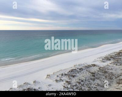 Vue aérienne de la plage vide au lever du soleil, Pensacola, Santa Rosa, Floride, États-Unis Banque D'Images