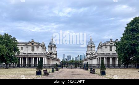 Old Royal Naval College avec Canary Wharf Skyline in the distance, Greenwich, Londres, Angleterre, Royaume-Uni Banque D'Images