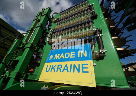 Bucarest, Roumanie - 26 octobre 2022: La machine d'épandage d'engrais fabriquée en Ukraine est présentée salon international agricole d'Indagra. Ceci Banque D'Images