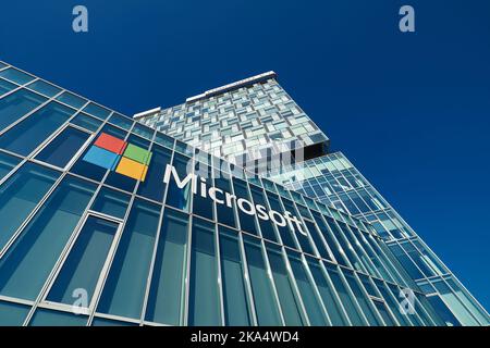 Bucarest, Roumanie - 26 octobre 2022: Vue du siège de Microsoft Roumanie dans les tours de la porte de ville situé sur la place de la presse libre, à Bucarest, Roumanie Banque D'Images