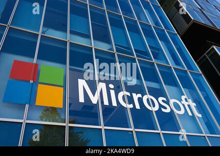 Bucarest, Roumanie - 26 octobre 2022: Vue du siège de Microsoft Roumanie dans les tours de la porte de ville situé sur la place de la presse libre, à Bucarest, Roumanie Banque D'Images