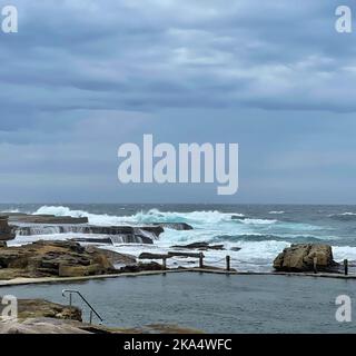 Vagues s'écrasant sur des rochers près de Mahon Pool au nord de Maroubra Beach lors d'une journée découverte, Sydney, Nouvelle-Galles du Sud, Australie Banque D'Images