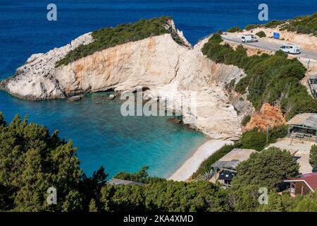 Porto Katsiki. Lefkada. Grèce- 10.21.2022. Vue générale en grand angle de la tournière montrant le stationnement, les bâtiments et la plage. Banque D'Images