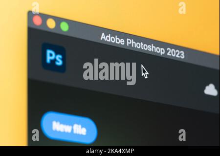 New york, Etats-Unis - 31 octobre 2022: Créer un nouveau fichier dans l'application Adobe photoshop vue rapprochée sur l'écran de pixel d'ordinateur portable Banque D'Images