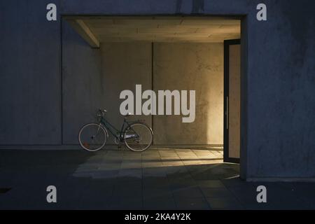 Vélo dans un grand garage sombre Banque D'Images